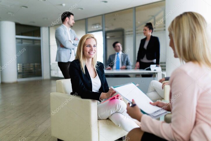 Responsabile vendite con cliente in showroom