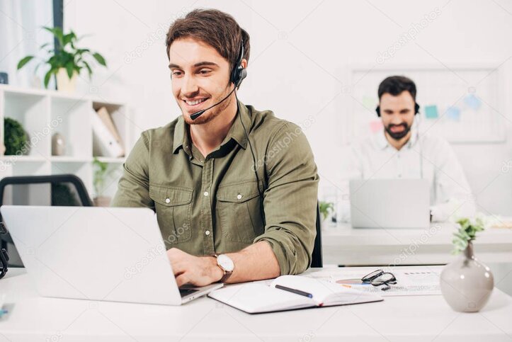 Addetta all’assistenza clienti al telefono