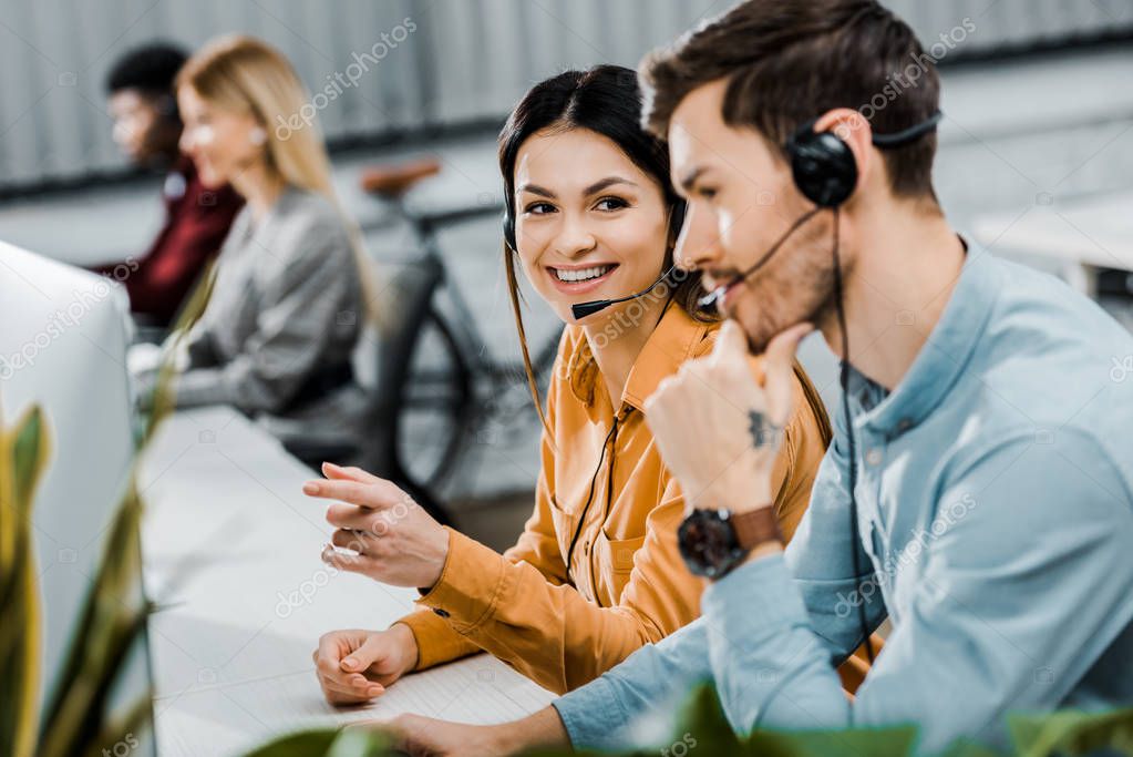 Consulente che assiste un cliente con sorriso