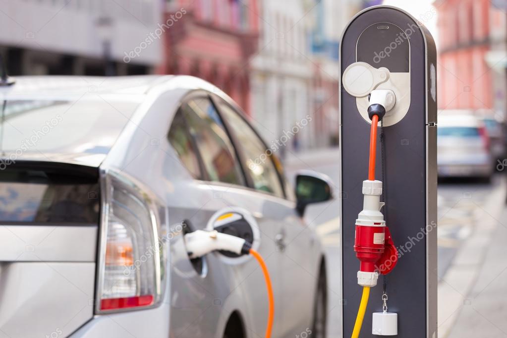 Auto elettrica in ricarica