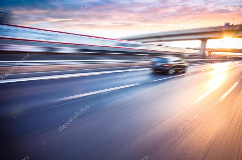 Auto in movimento a simboleggiare efficienza