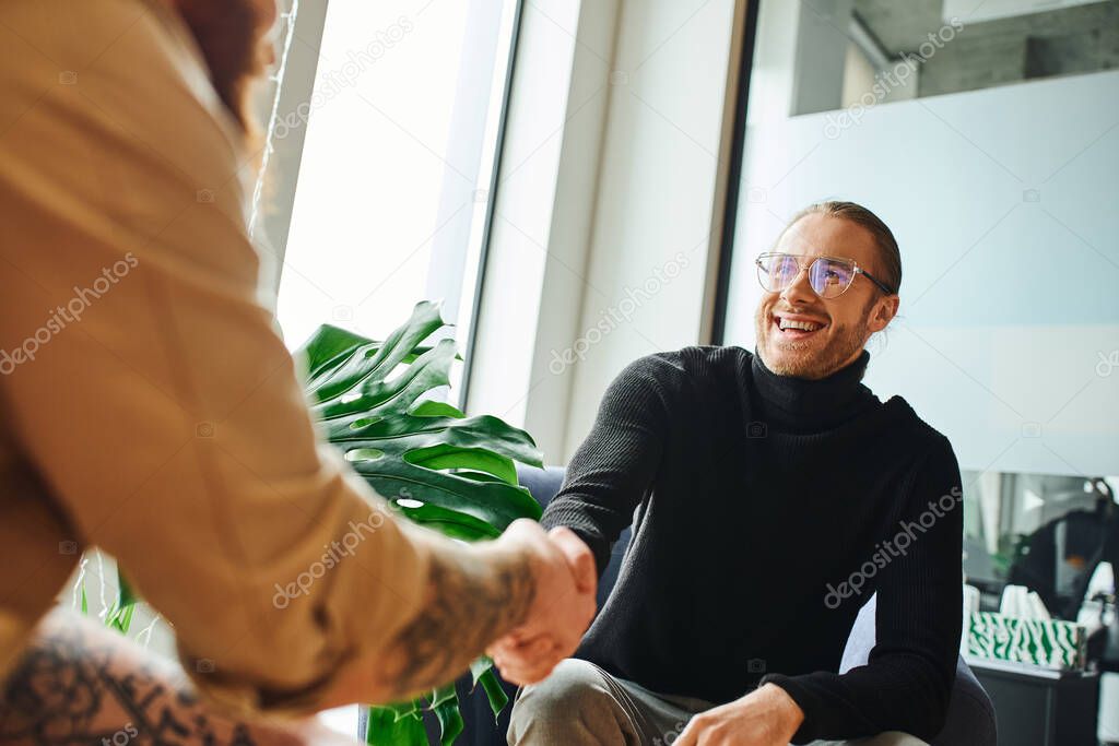Stretta di mano a suggellare un accordo trasparente