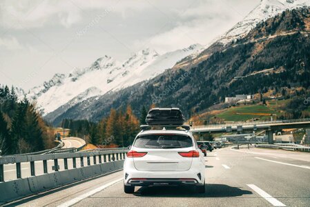 SUV su strada panoramica