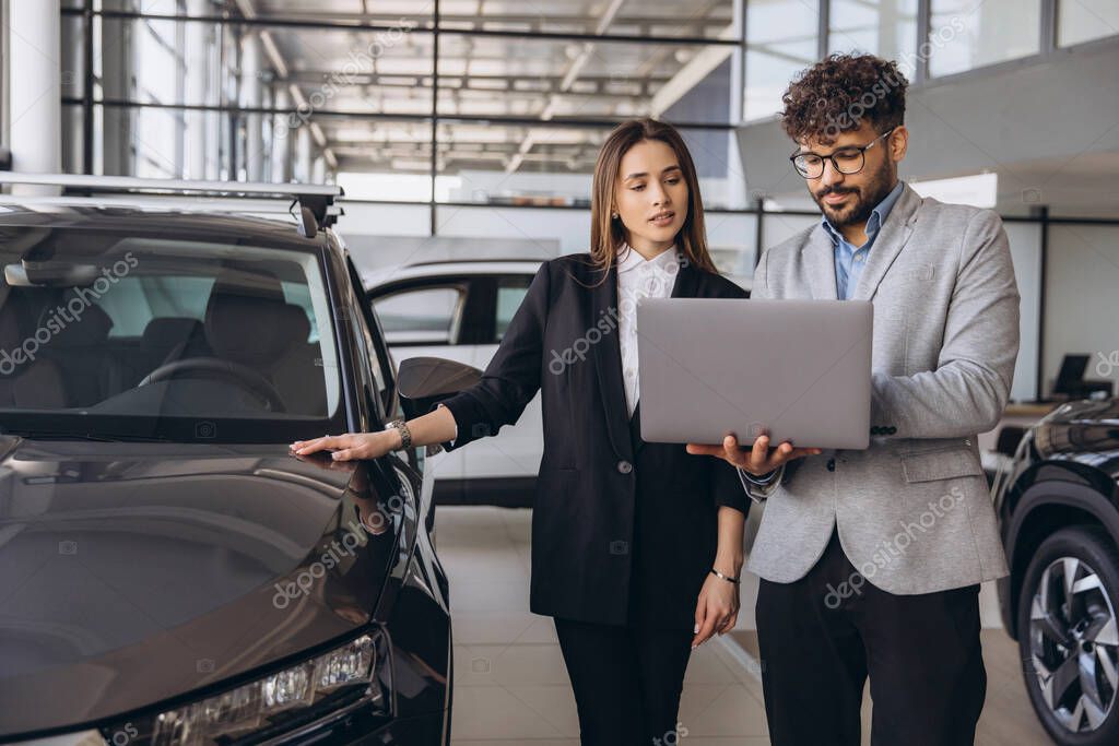 Consulente presenta un’auto